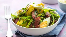 Салат из картофеля, фасоли и острой свиной колбаски