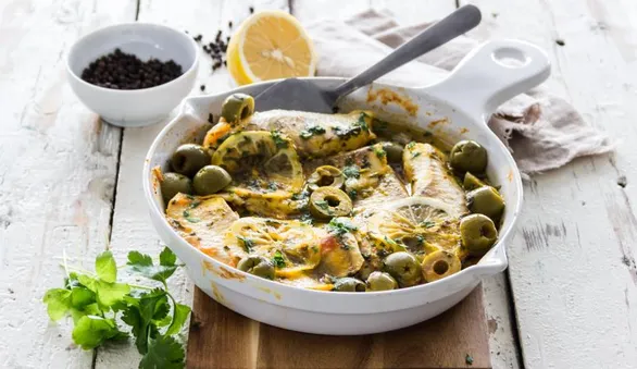 Рыба, запеченная с луком и морковью