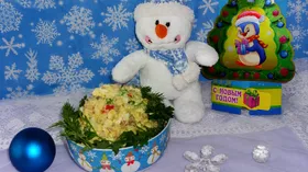 Салат с копчёной рыбой и овощами с заправкой из сырного соуса