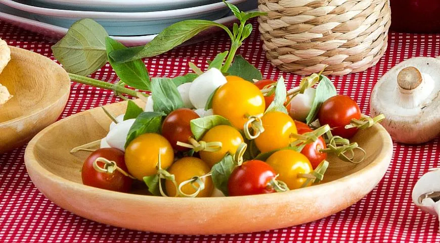 Мини-моцарелла и помидоры черри с листочками базилика