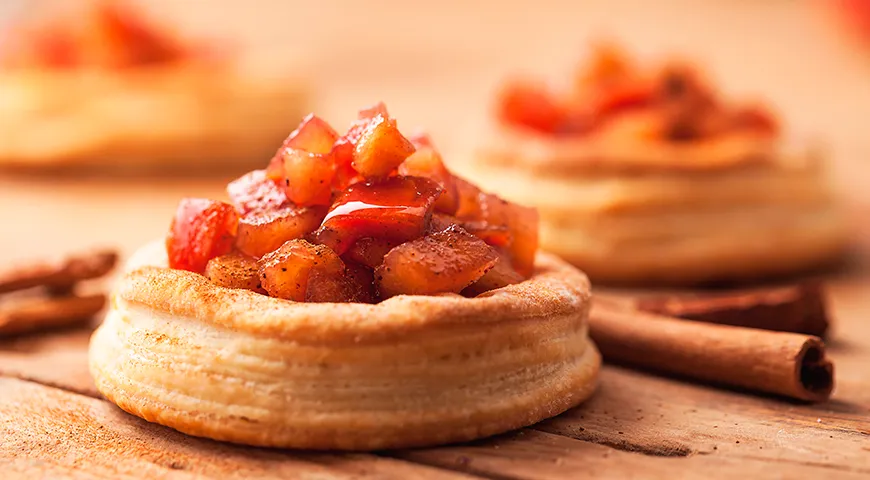 Десерт из слоеного теста с яблоками Китайка и корицей