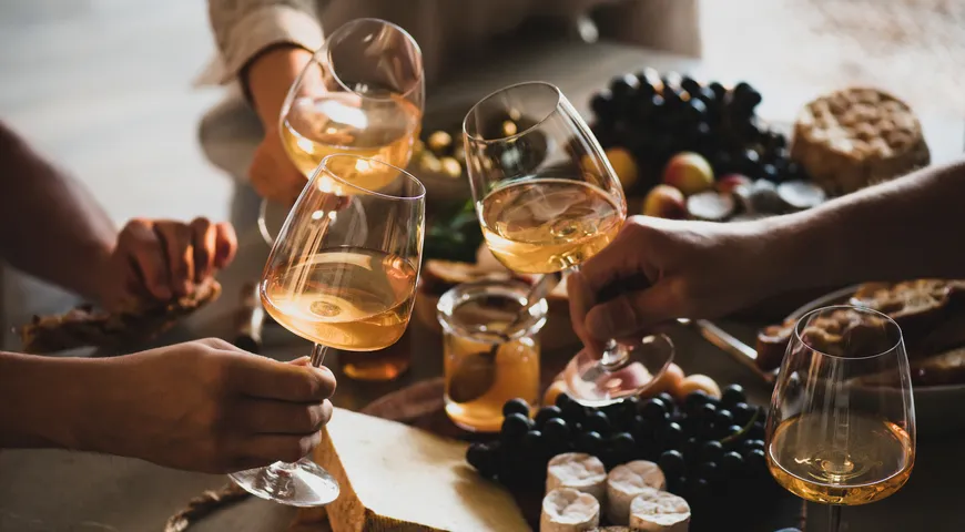 Чтобы полностью раскрыть потенциал бутылки, важно соблюдать два простых правила: правильный бокал и оптимальная температура