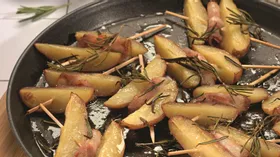 Картофель, запечённый в духовке, с беконом и розмарином 