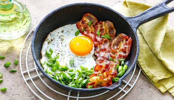 Яичница с беконом и зеленым луком
