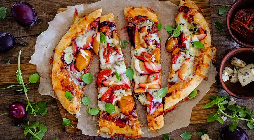 Пицца на выдержанном тесте со сливами, соусом хойсин и голубым сыром