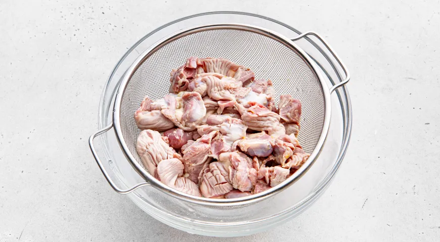 Куриные желудки в соевом соусе на сковороде