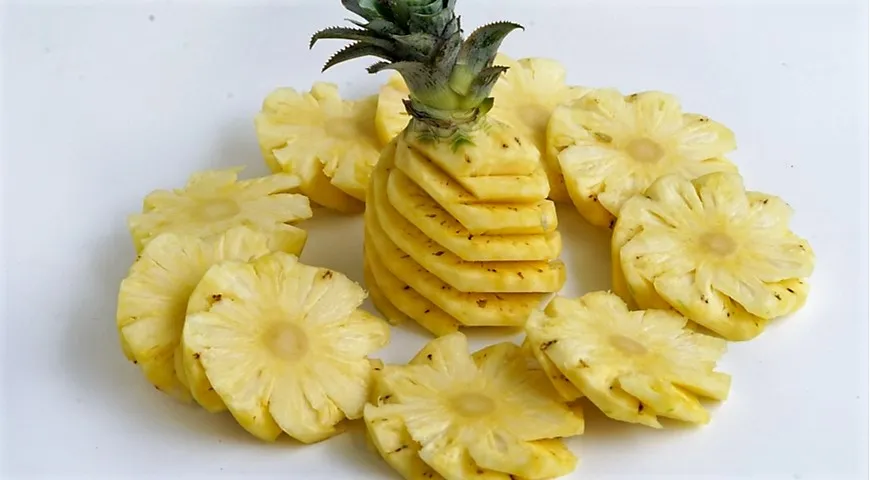 Вот как эффектно выглядит ананас после удаления глазков, если их вырезать по спирали