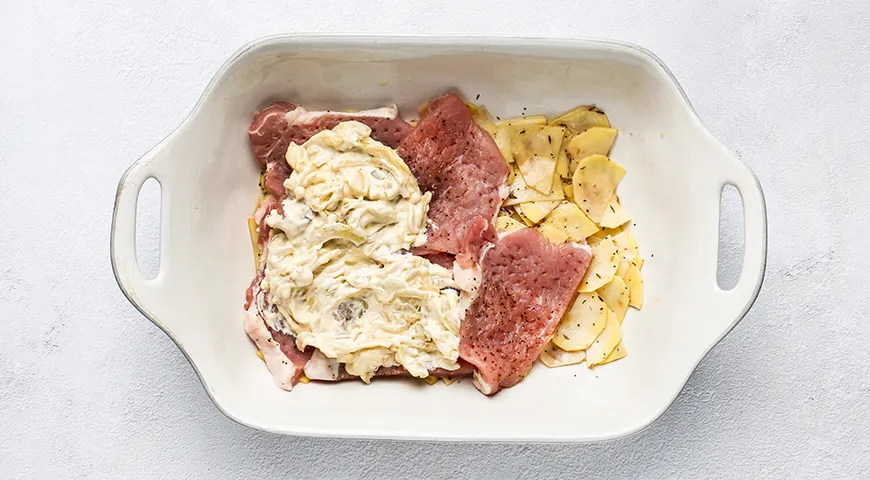 Мясо по-французски с картофелем, помидорами и сыром