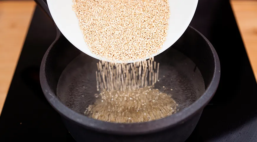 Для приготовления рассыпчатого гарнира из киноа важно соблюдать пропорции: 1 часть крупы к 2 частям воды