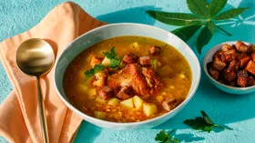 Гороховый суп с копчеными крылышками