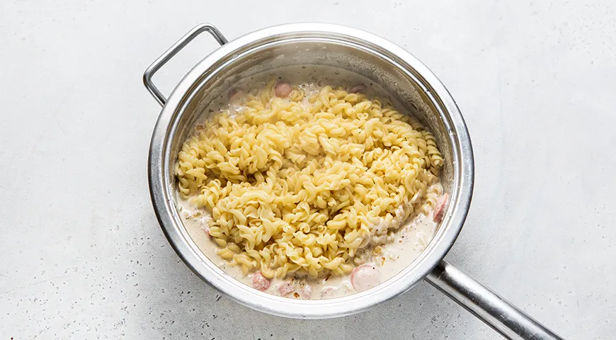 Макароны с сосисками под сливочным соусом