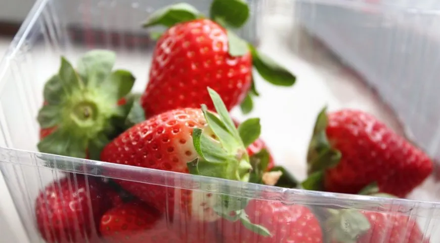 Ягоды, выращенные с применением высоких доз агрохимикатов, часто имеют яркий цвет кожицы и бледную мякоть