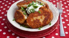 Картофельные котлеты с луком и грибами на сковороде