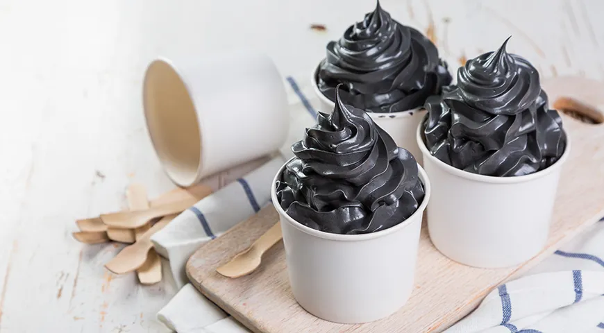 Глубокий черный оттенок мороженого достигается за счет активированного угля или чернил каракатицы