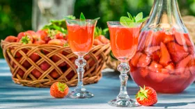 Рецепт клубничного ликера, который легко приготовить самим дома