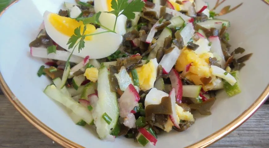 Готовим салат с морской капустой, овощами и яйцом