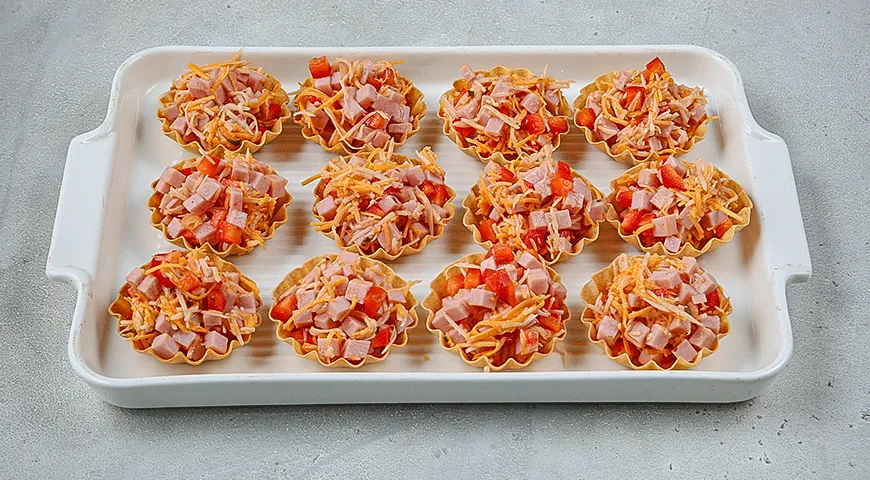 Тарталетки с ветчиной и сальсой