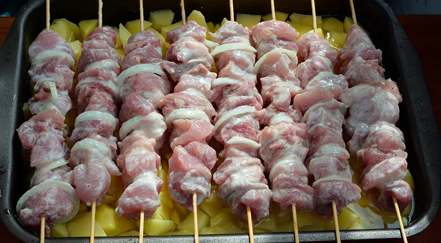 Шашлык из свиной шеи можно приготовить в духовке