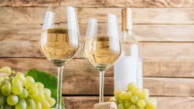 Новая «фишка» для белого — сомелье советуют добавлять в бокал вина не лед, а кое-что другое