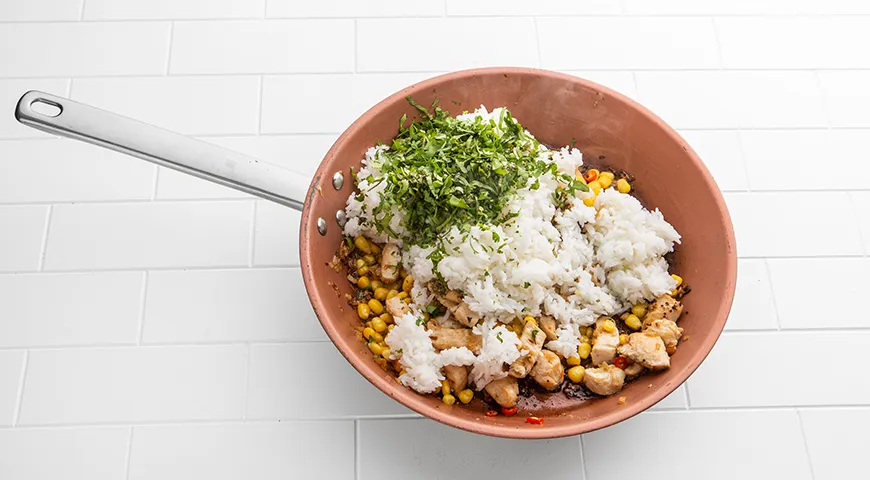 Рис с курицей и кукурузой (на сковороде)