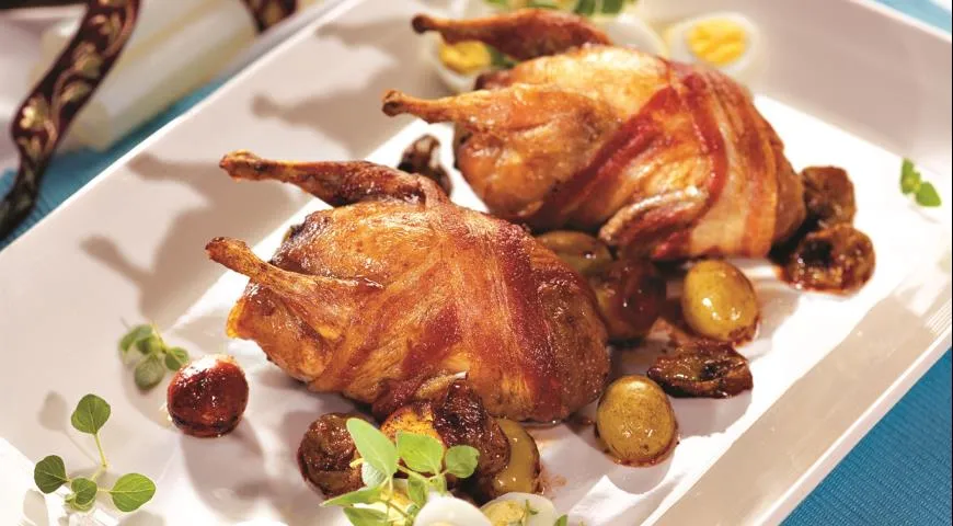 Перепела с виноградом и перепелиными яйцами