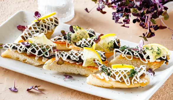 Бутерброды со шпротами и лимоном