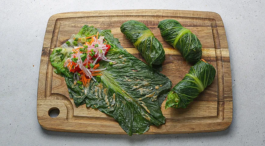 Салатные рулеты с индейкой, овощами и арахисом