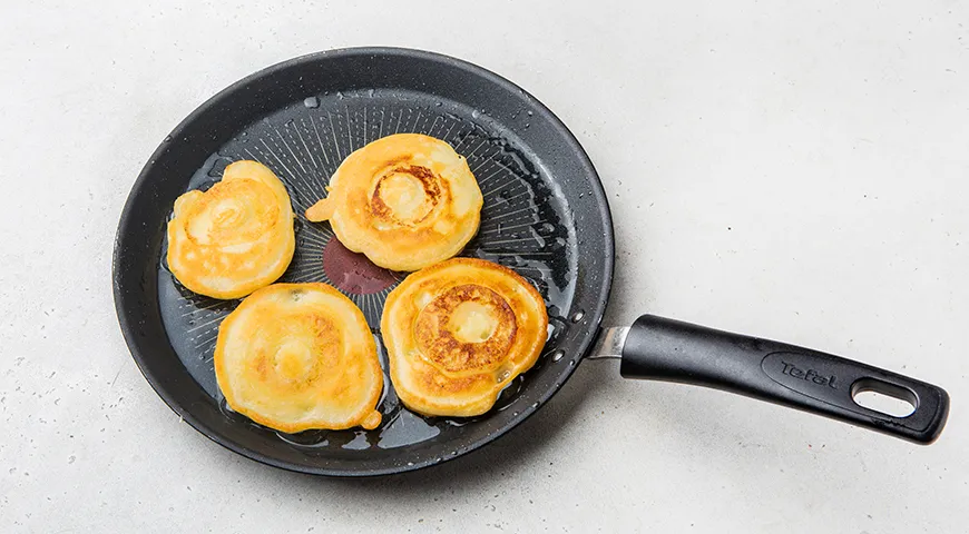 Оладьи на сметане с яблоками