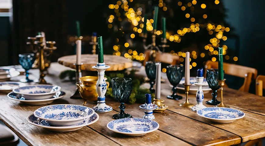 Сервировка стола посудой с гжельской росписью может помочь создать атмосферу настоящего русского Рождества