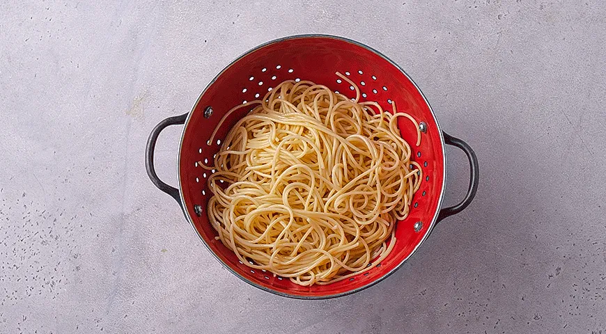 Паста с морепродуктами, шпинатом и вялеными томатами