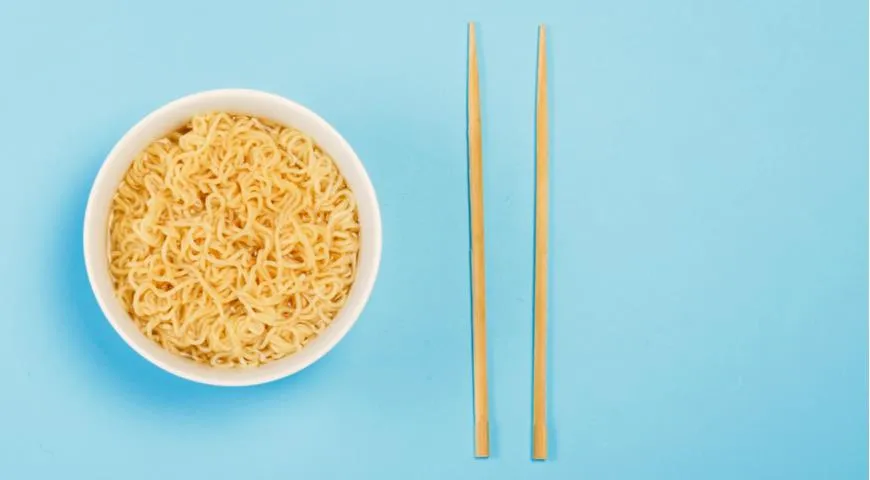 Лапша и китайские одноразовые палочки для еды - находка для неравнодушного кулинара
