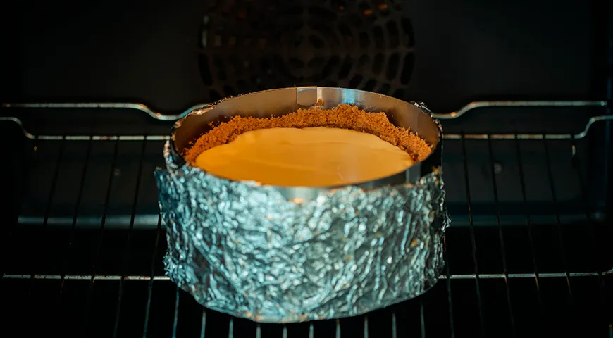 Наиболее распространенный и надежный способ приготовления чизкейка «Нью-Йорк» — выпечка в разъемной жаропрочной форме