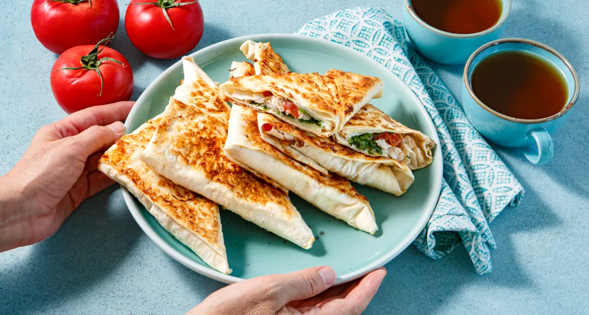 Конвертики из лаваша с курицей, сыром и зеленью