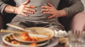 Почему после еды хочется спать и когда это может быть опасно: объяснила врач