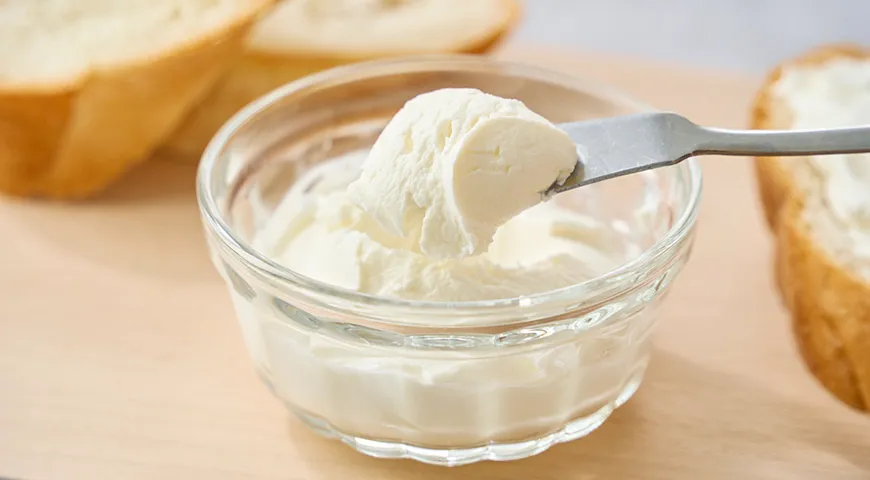 Консистенция свежего крем-чиза — однородная, густая, пластичная, без значимого количества отделившейся сыворотки или комочков