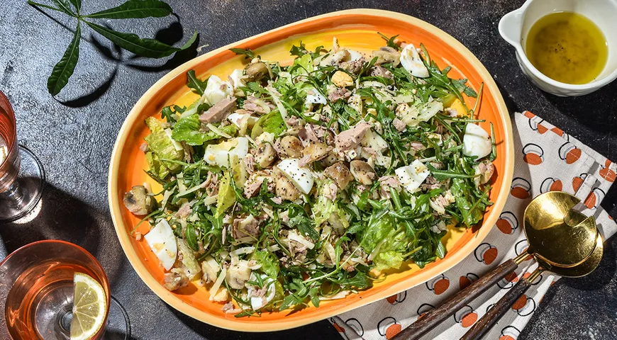 Салат с консервированным тунцом и грибами