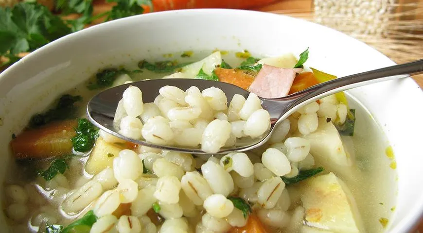 Перловку для супа лучше отварить практически до готовности, а потом запустить в готовый суп