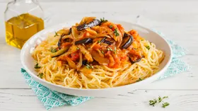 Спагетти с кисло-сладкими баклажанами