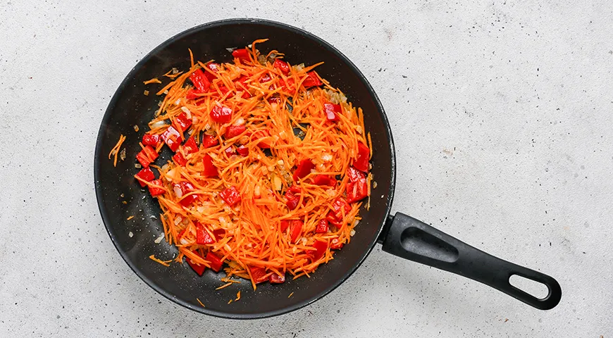 Томатный суп с курицей, фасолью и овощами