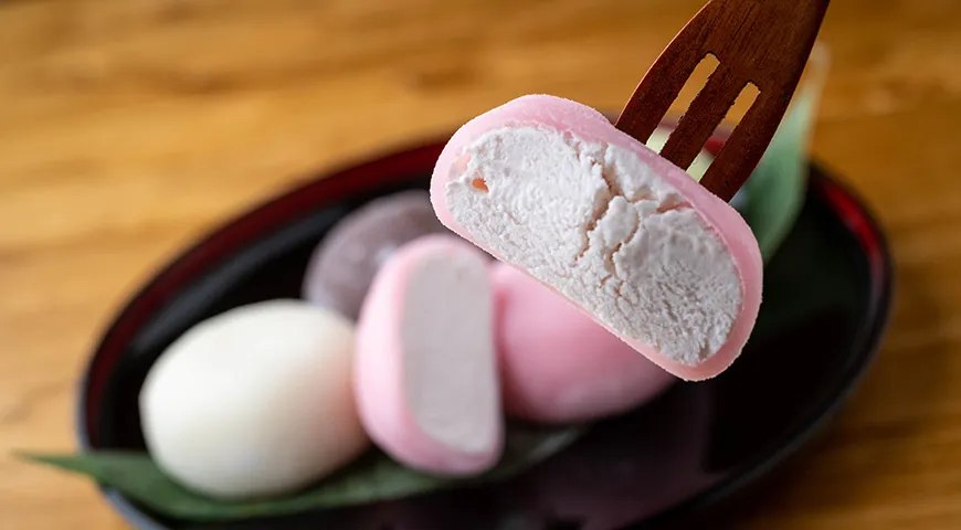 Начинка из мороженого ридает японскому десерту моти приятную сливочную сладость