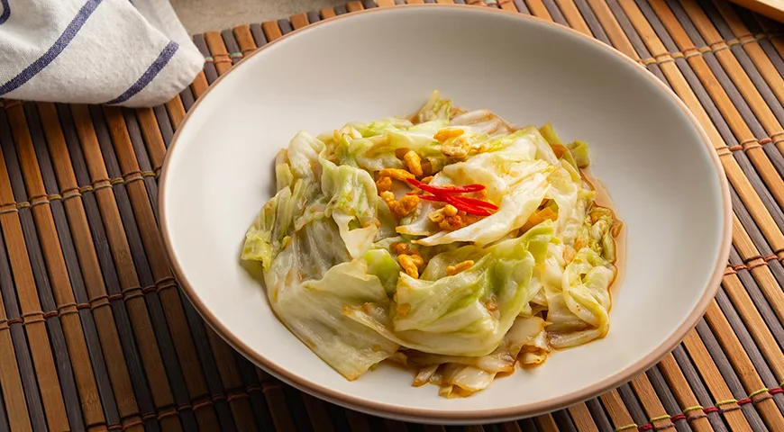 Обжаренная капуста с рыбным соусом, посыпанная сушеными креветками и перцем чили
