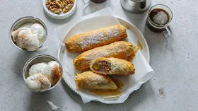 Яблочные мини-штрудели с мороженым