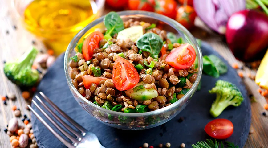 Салат из зеленой чечевицы с овощами