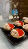 Тарталетки с кремом и икрой