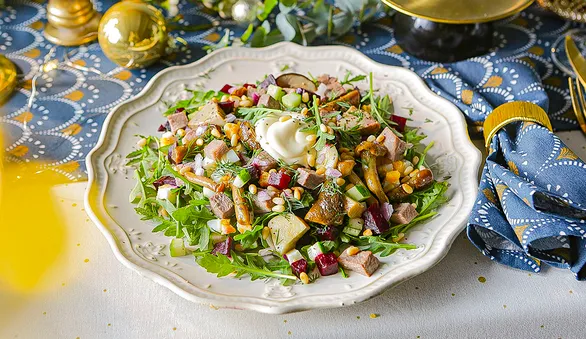 Салат с говяжьим языком, грибами и яйцами