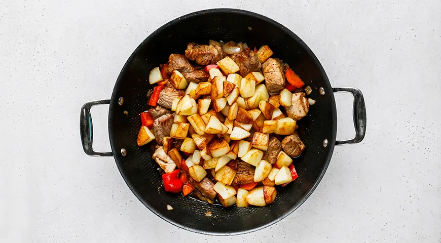 Жаркое по-домашнему из свинины с картошкой в казане