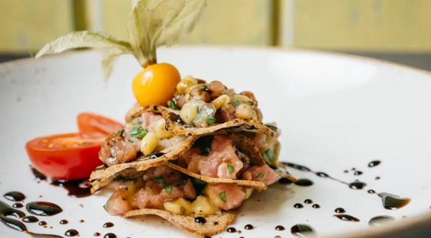 Тартар из тунца с тайским манго