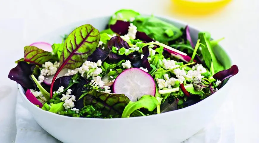 Салат с редисом и рассыпчатым творогом