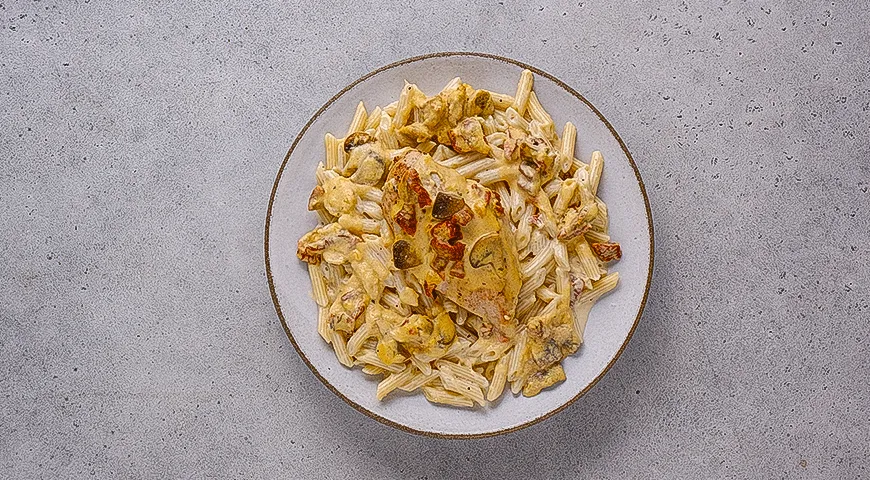 Курица с тыквенным соусом и пастой