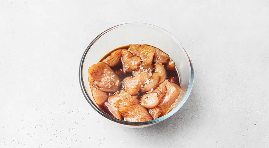 Куриное филе с замороженными овощами на сковороде